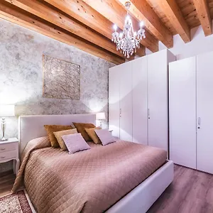 https://ca-teatro-vecchio.hotelinveneto.com